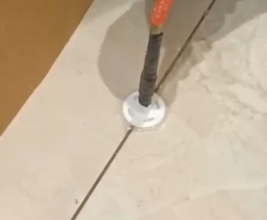 诸暨瓷砖空鼓维修公司专业解答瓷砖在铺贴过程中，如果没有涂抹均匀到位的粘结材料（如水泥砂浆或瓷砖胶），可能会导致以下问题