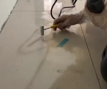 诸暨瓷砖开裂维修公司专业分享瓷砖在铺贴前如果没有沥干水分，将会导致以下问题
